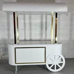 כרכרה לבנה + עמודים בזהב